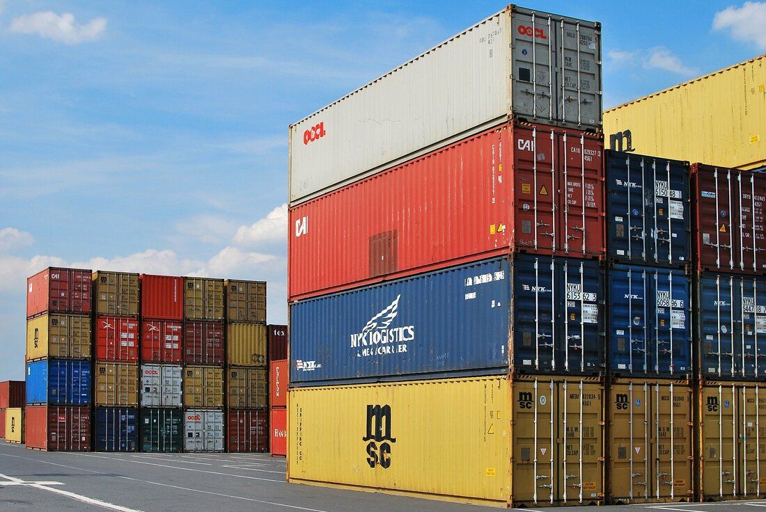 SHIP2TW在貨櫃船到達美國港口之後，將集裝箱從集裝箱船上卸下並等待通關